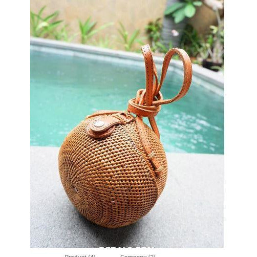 The sweetest island bag, perfect for your must have items: lip balm, room key and that pretty little shell you found on the beach! An eco-friendly purse, made with 100% natural products such as Ata sea grass, leather strap and cotton batik lining.   Snap closure ensures your treasures stay put.